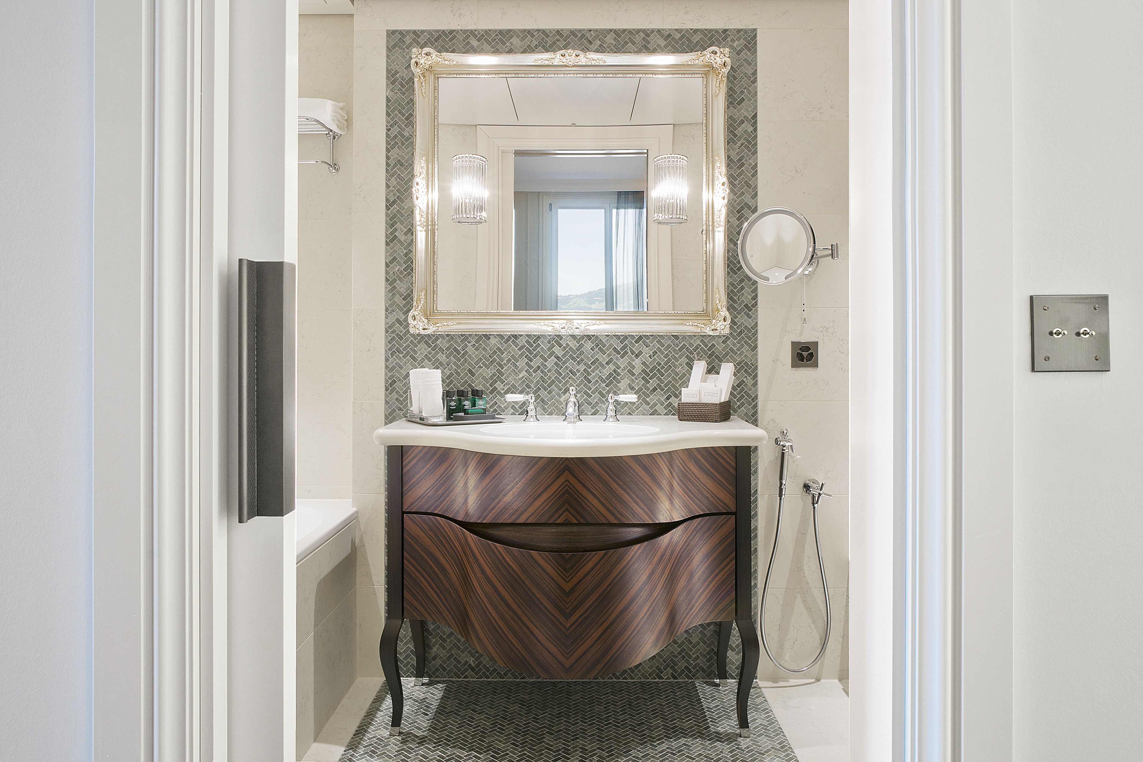 Un baño moderno con tocador, espejo y ducha.