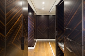 Luxury Suite, 1 King Bed, Balcony, Lake View | Wardrobe