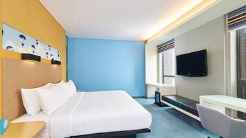 Chambre, 1 trĂšs grand lit, vue ville (Breezy) | Couette en duvet d'oie, coffres-forts dans les chambres, bureau