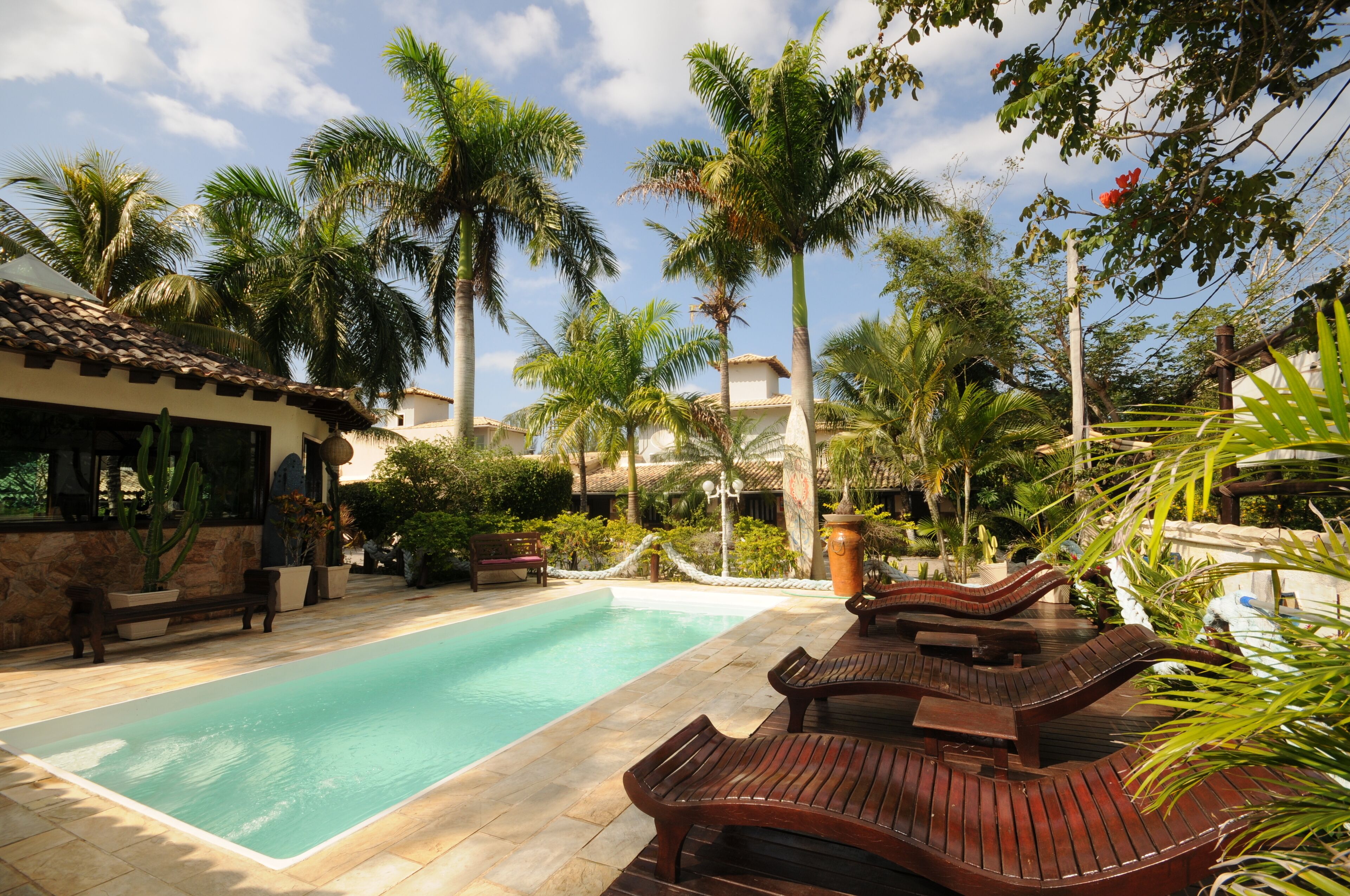 Utendørsbasseng og solsenger