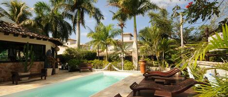 Ulkouima-allas, aurinkotuoleja