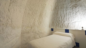 Apartamento Deluxe, 3 habitaciones, terraza, vistas a la ciudad | Edredones de plumas, minibar, caja fuerte y decoración individual