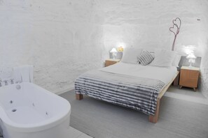 Deluxe Suite, Hot Tub | Down comforters, minibar, in-room safe, individually decorated - Cuevas Rurales Bardeneras (Valtierra)