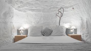 Suite Deluks, hot tub | Selimut bulu angsa, minibar, brankas, dan didekorasi berbeda-beda