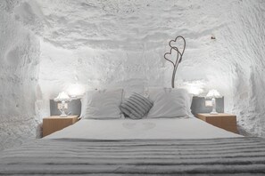 Deluxe Suite, Hot Tub | Down comforters, minibar, in-room safe, individually decorated - Cuevas Rurales Bardeneras (Valtierra)