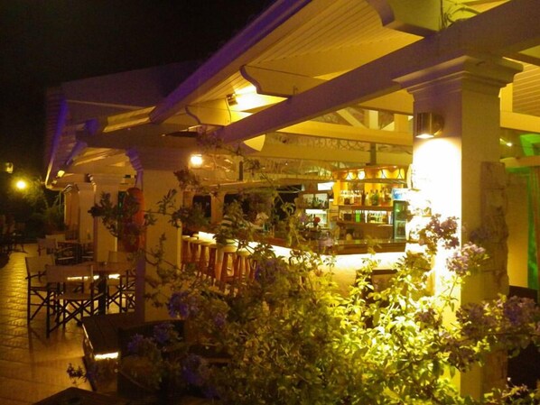Poolside bar