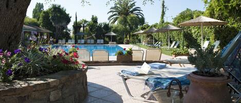 Outdoor pool, pool umbrellas, sun loungers