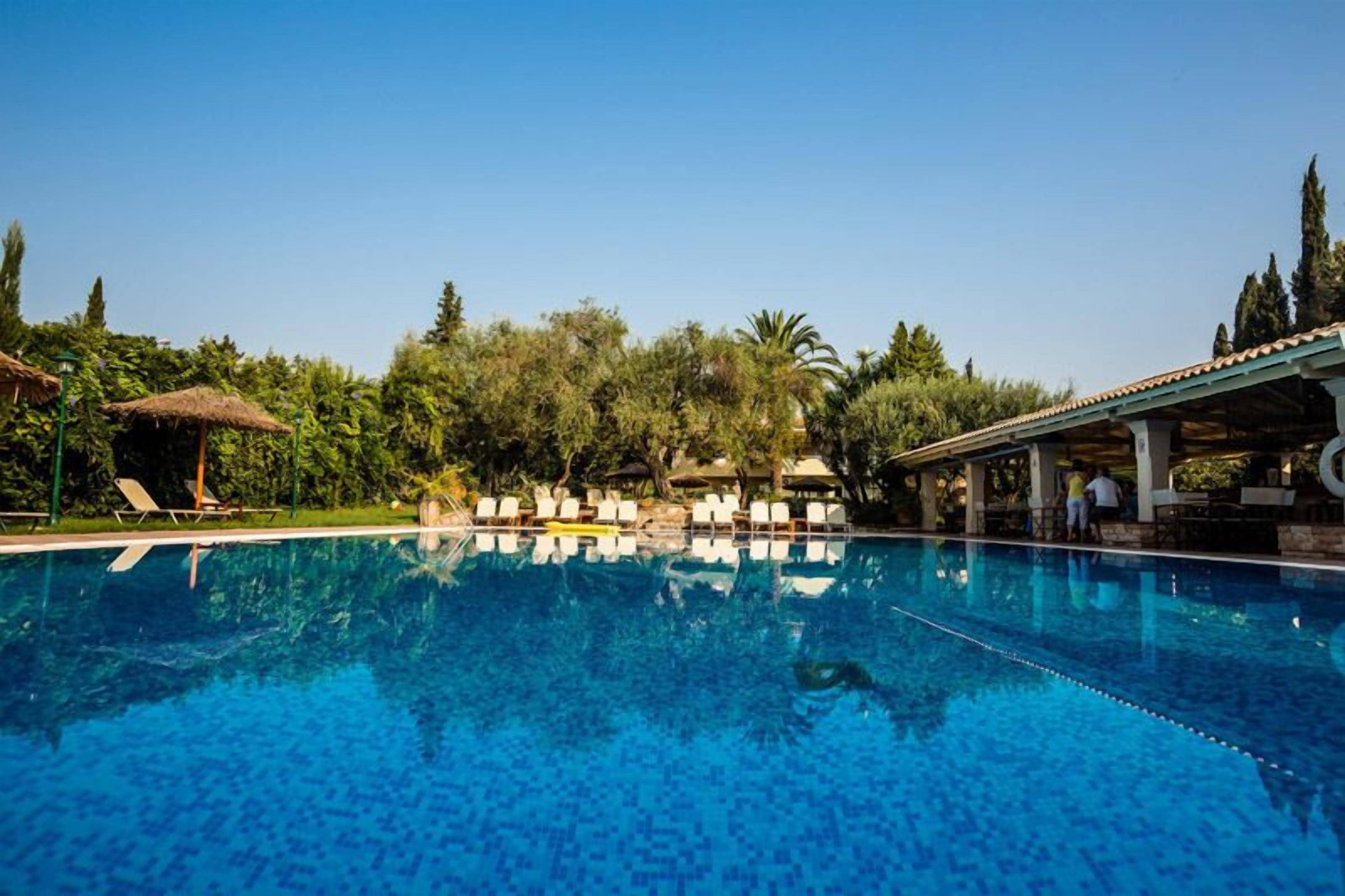 室外泳池；泳池傘、躺椅