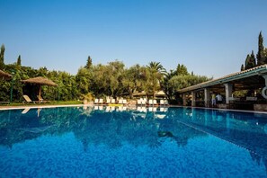 Utendørsbasseng, bassengparasoller og solsenger