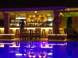 Bar junto a la piscina