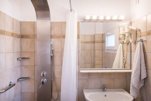 Apartment, 1 Bedroom | Bathroom | Shower, hair dryer, towels
