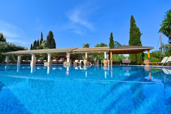 Utomhuspool, parasoller och solstolar