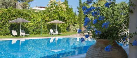 Piscine extérieure, parasols de plage, chaises longues