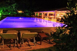 Outdoor pool, pool umbrellas, sun loungers