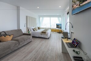 华丽套房, 露台, 部分海景 | 迷你吧、客房内保险箱、办公桌、隔音