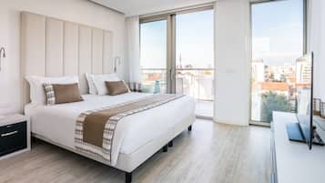 Suite junior, vista al mar | Minibar, caja de seguridad en la habitación y escritorio