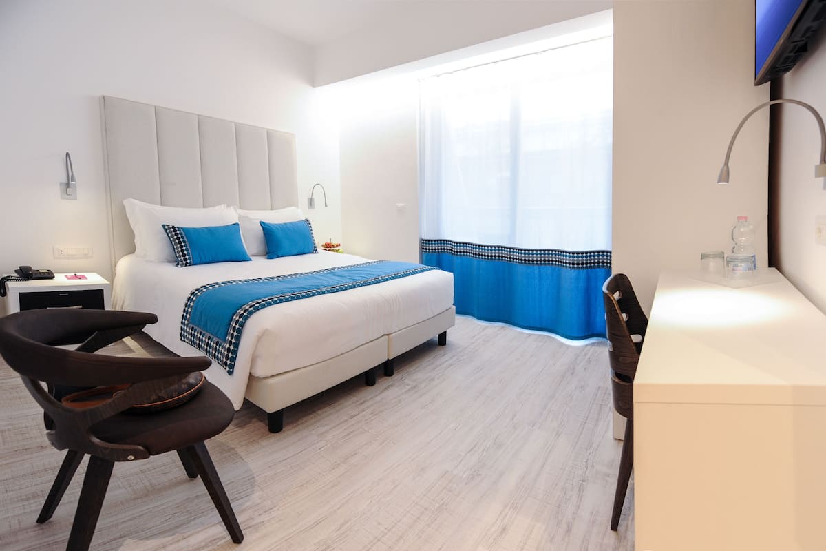 Minibar, coffres-forts dans les chambres, bureau, chambres insonorisées