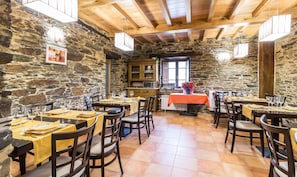 Daily continental breakfast (EUR 7.5 per person)