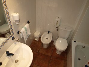 Kamar Double Standar | Kamar mandi | Handuk