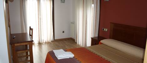 Superior-Doppelzimmer | Individuell dekoriert, Schreibtisch, Verdunkelungsvorhänge