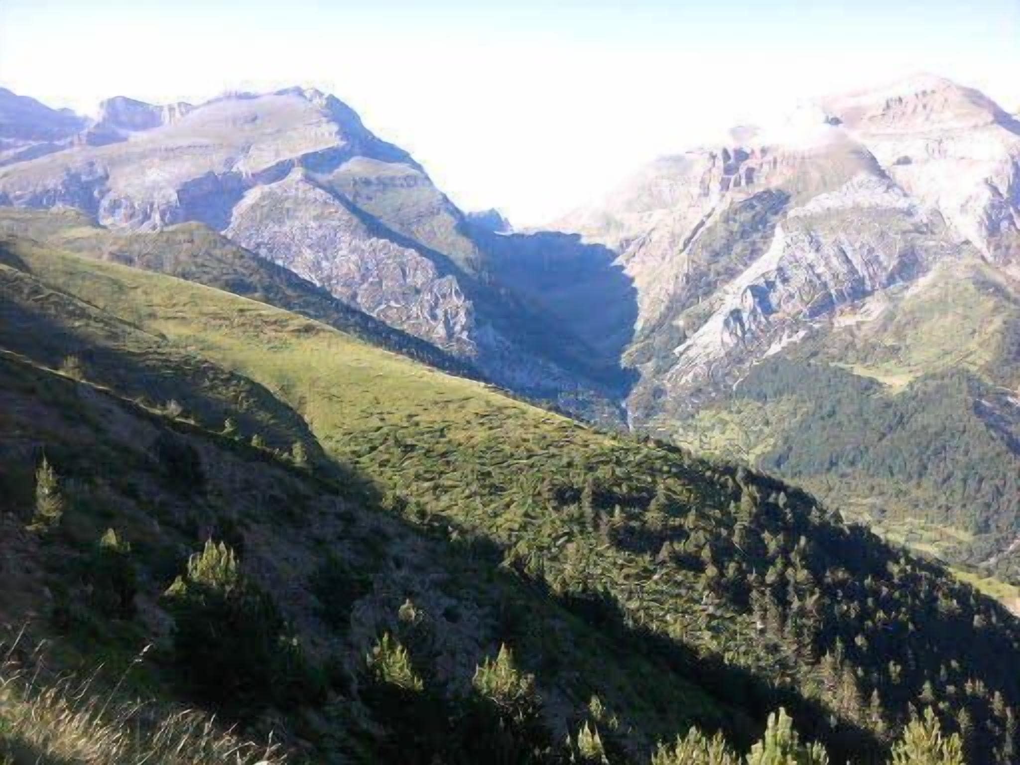 Un paysage montagneux avec une vallée.