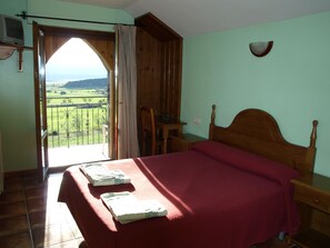 Kamar Double Standar | Didekorasi berbeda-beda, meja kerja, dan tirai kedap cahaya