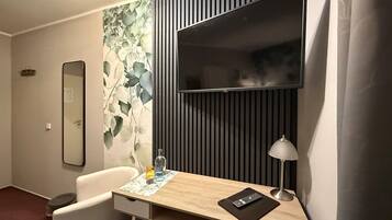 Doppelzimmer | Individuell dekoriert, individuell eingerichtet, Schreibtisch