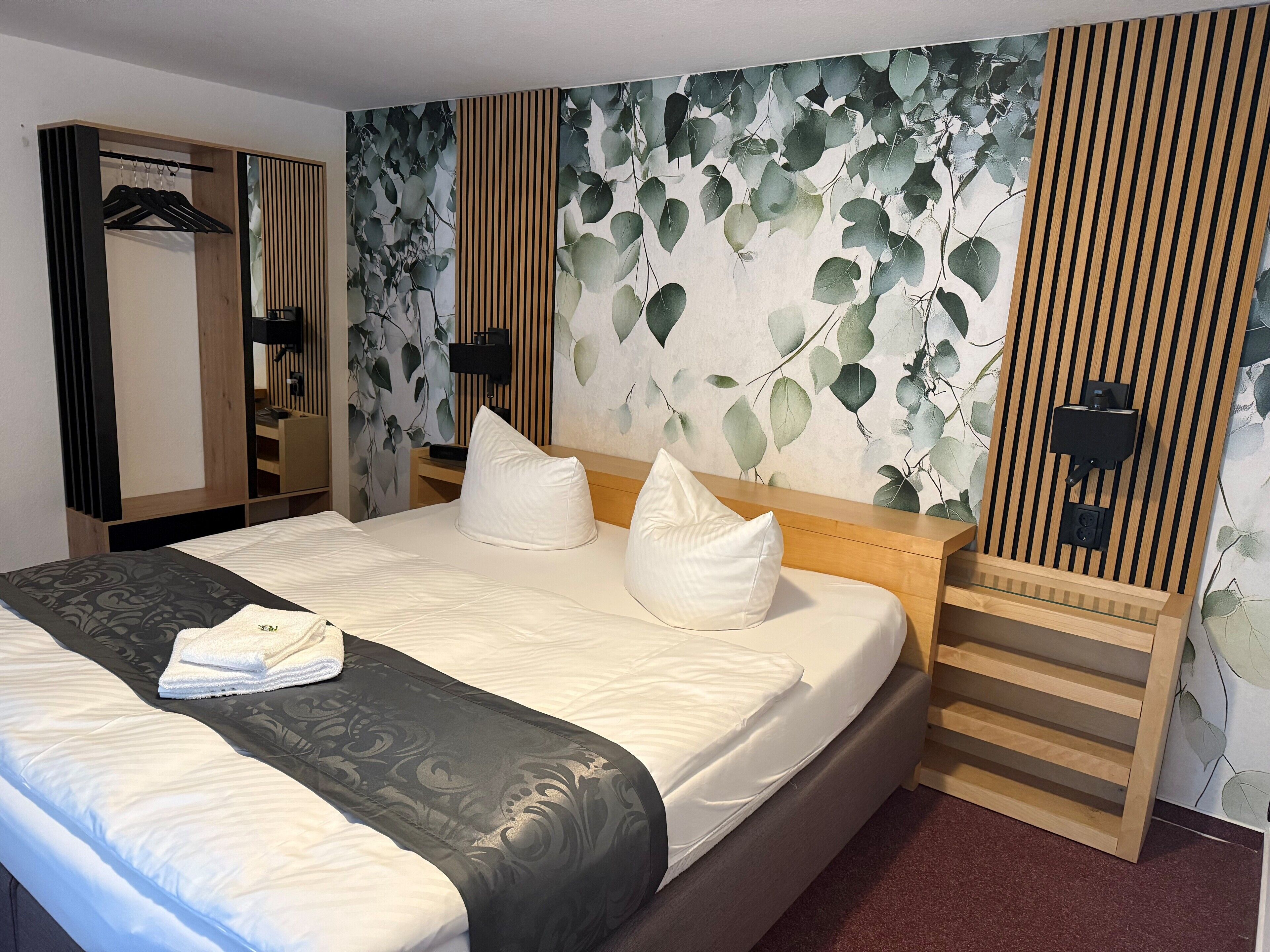 特色装修、特色家居、办公桌、免费 WiFi