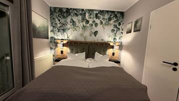 Habitación doble | Decoración personalizada, muebles diferentes, escritorio y wifi gratis