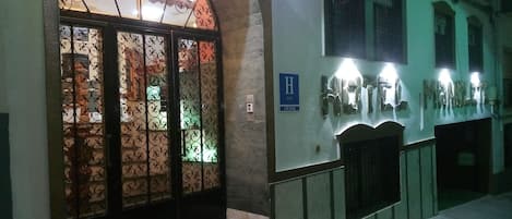 Façade de lâhĂ©bergement - soirĂ©e/nuit