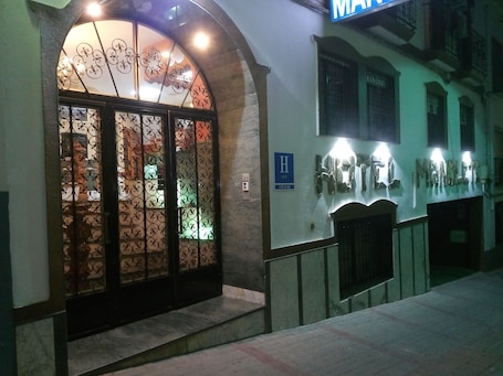 Fachada de la propiedad por la tarde o noche