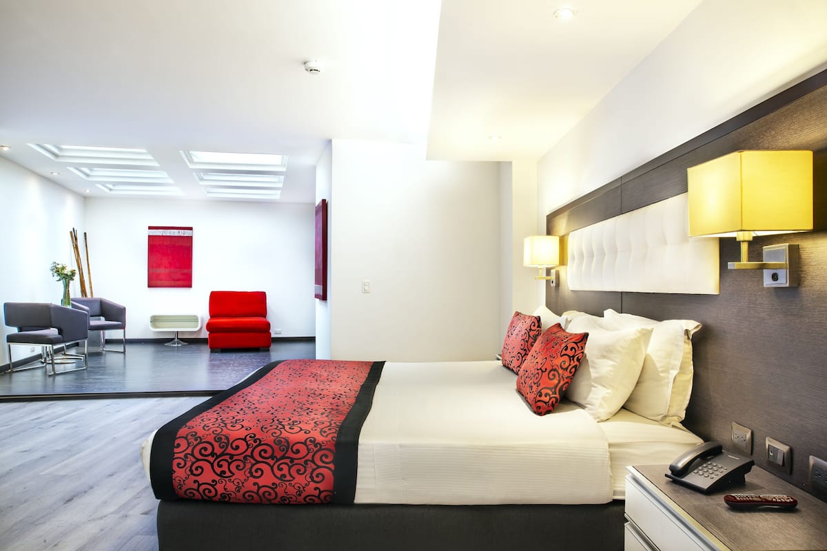 Minibar, caja de seguridad en la habitación y escritorio