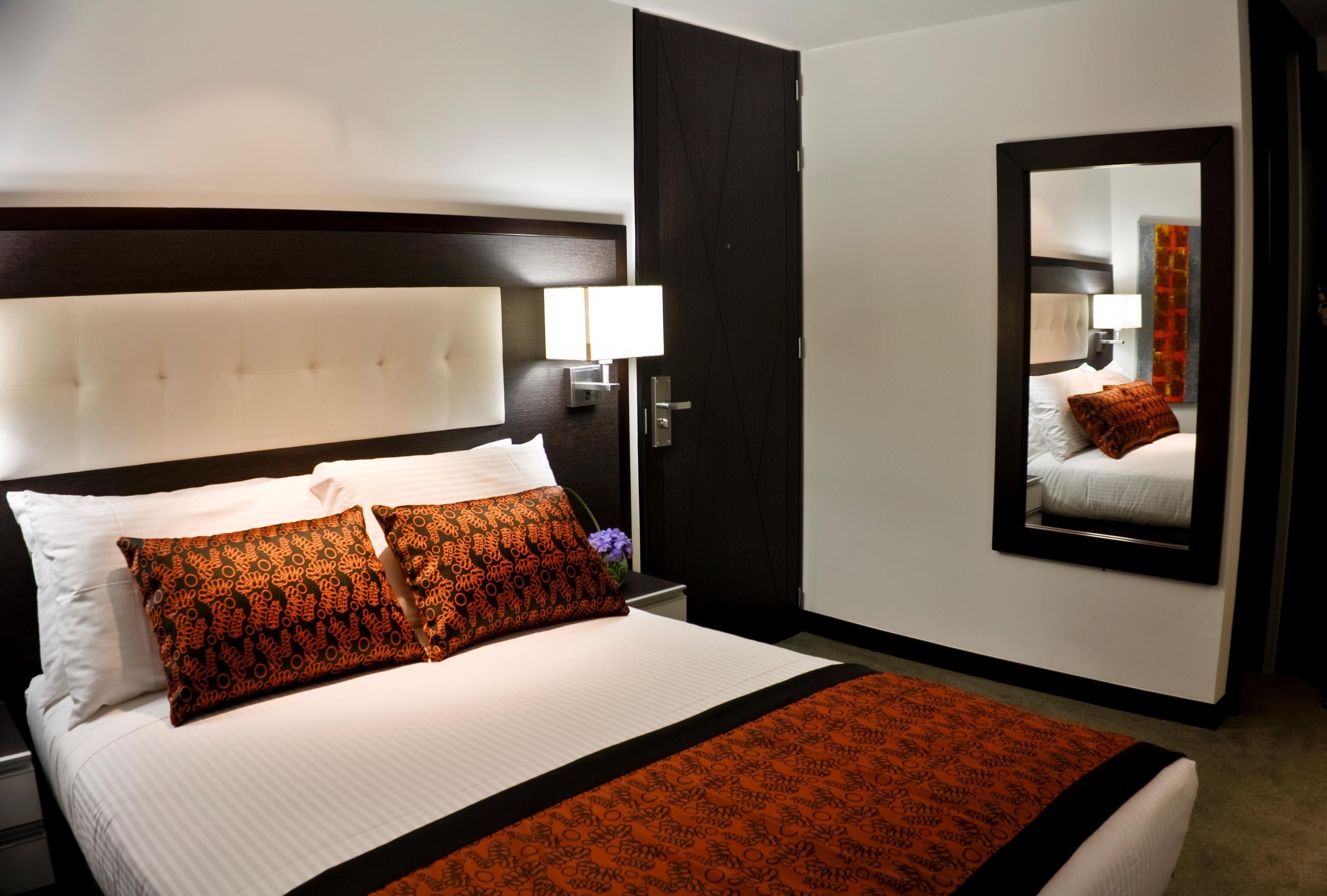 Minibar, coffres-forts dans les chambres, bureau