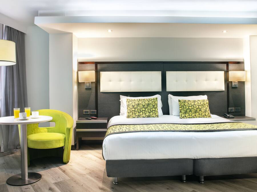 Minibar, caja de seguridad en la habitación y escritorio