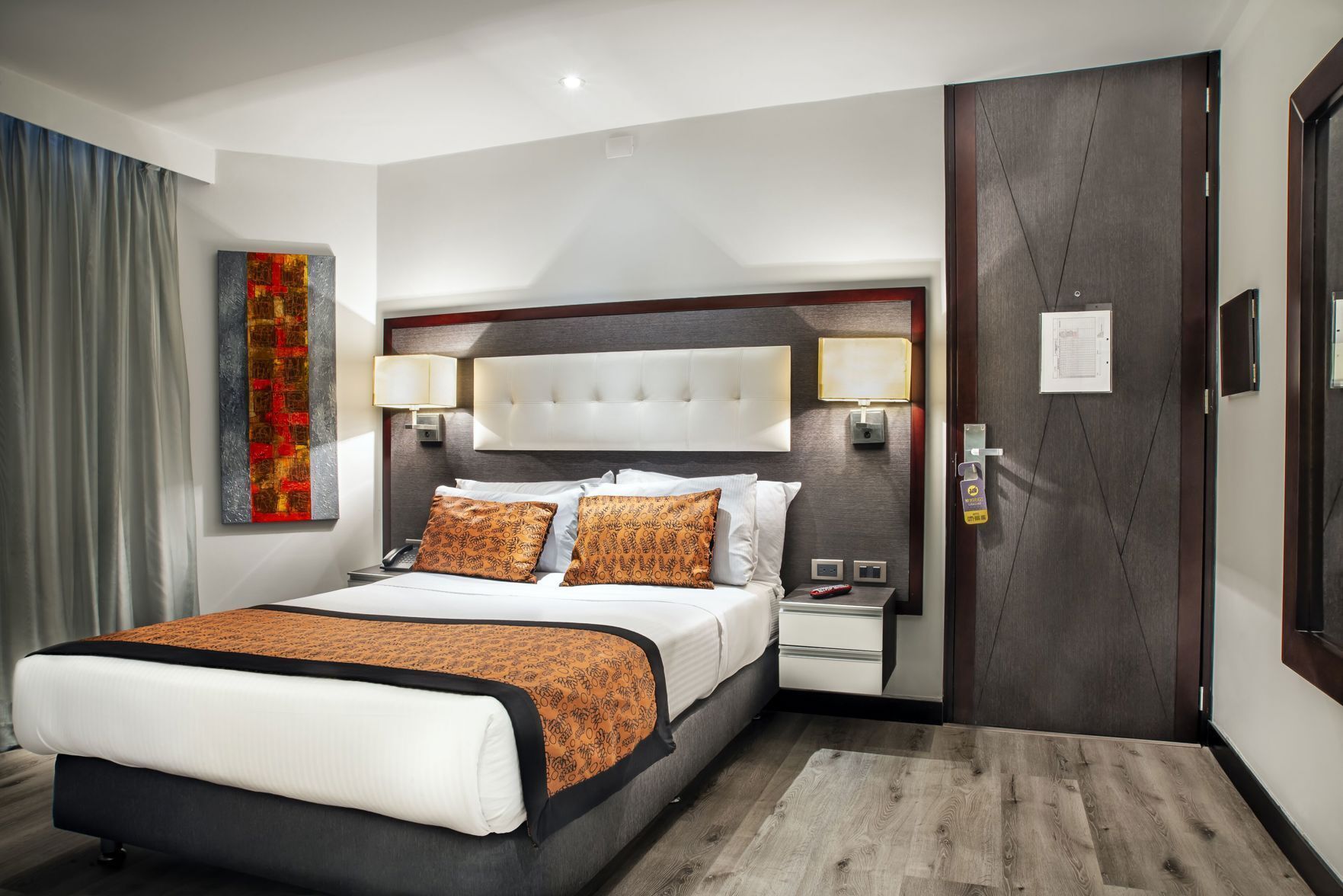 Minibar, caja de seguridad en la habitación y escritorio 