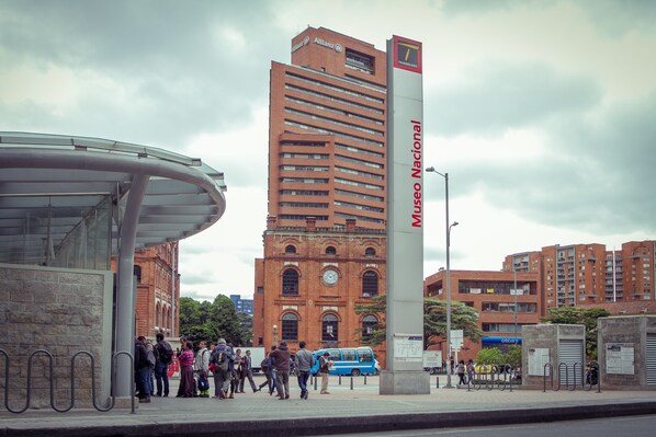 A building with a clock tower and a sign for Museo Nacional. - Hotel City Bog Expo Museo (Bogotá)