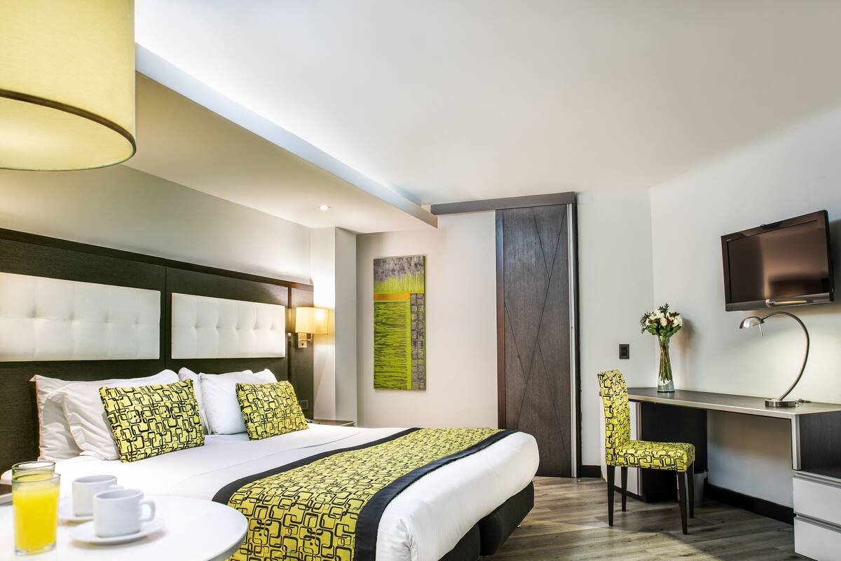 Minibar, caja de seguridad en la habitación y escritorio