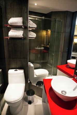 Shower, hydromassage showerhead, designer toiletries, hair dryer - Hotel City Bog Expo Museo (Bogotá)