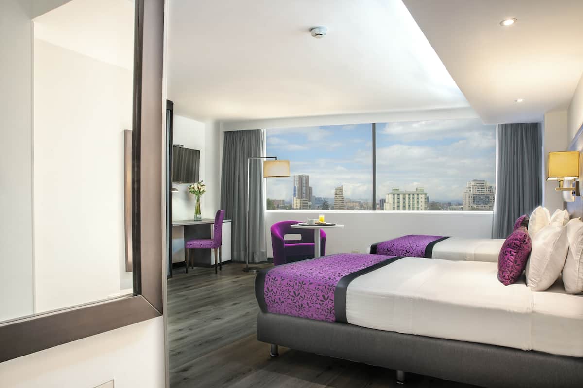 Minibar, caja de seguridad en la habitación y escritorio