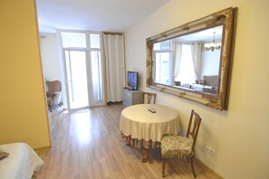 Standard Apartment (Three People) | Individually decorated, desk, soundproofing, iron/ironing board - Skapo Apartments (Vilnius)