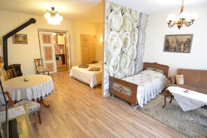 Departamento estándar (Three People) | Decoración personalizada, escritorio y insonorización