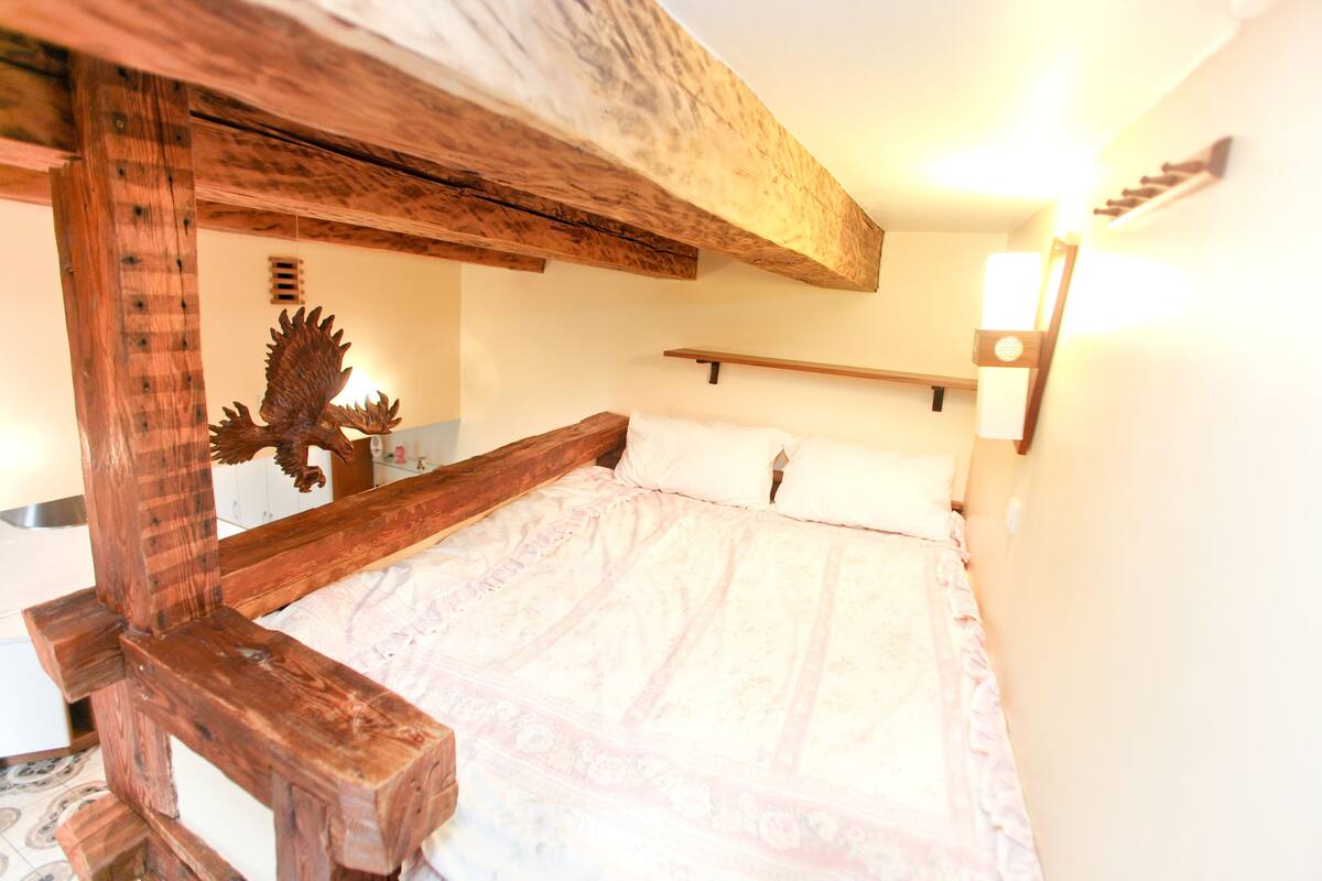Deluxe Apartment | Individually decorated, desk, soundproofing, iron/ironing board