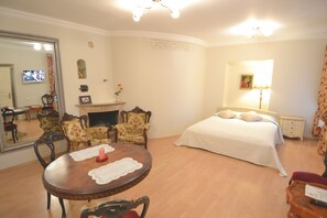 Superior Apartment | Individually decorated, desk, soundproofing, iron/ironing board - Skapo Apartments (Vilnius)