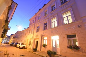 Façade de l’hébergement - soirée/nuit