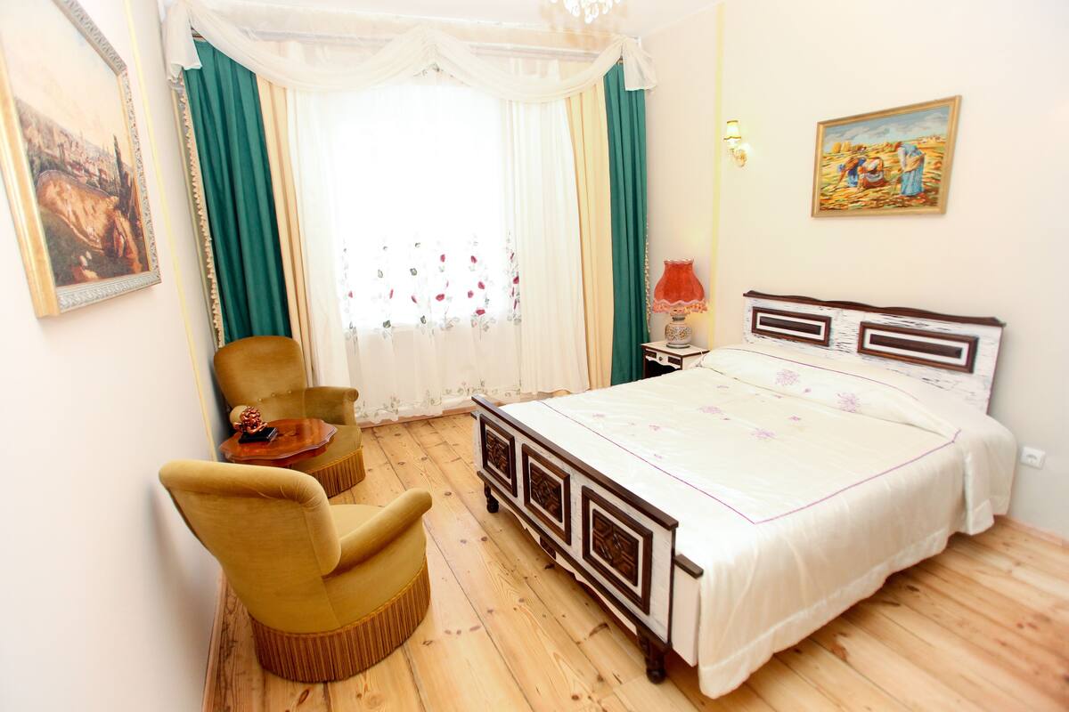 Suite | Individually decorated, desk, soundproofing, iron/ironing board
