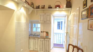 Departamento superior | Cocina privada | Refrigerador con congelador, microondas y parrilla de estufa