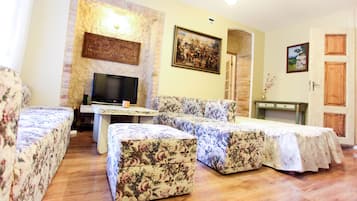 Departamento estándar (Four People) | Sala de estar | Televisión de pantalla plana de 32 pulgadas con canales por cable