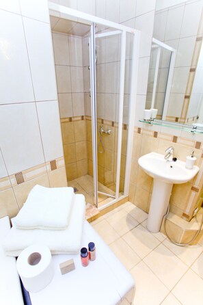 Căn hộ Deluxe | Phòng tắm | Buồng tắm vòi sen, vòi sen thủy lực, đồ dùng nhà tắm miễn phí 