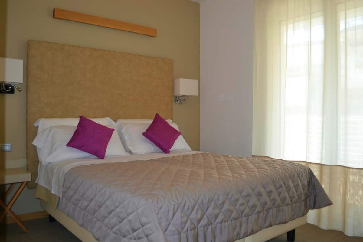 Deluxe eenpersoonskamer (Beach Access Included) | 1 slaapkamer, een minibar, een kluis op de kamer, een bureau