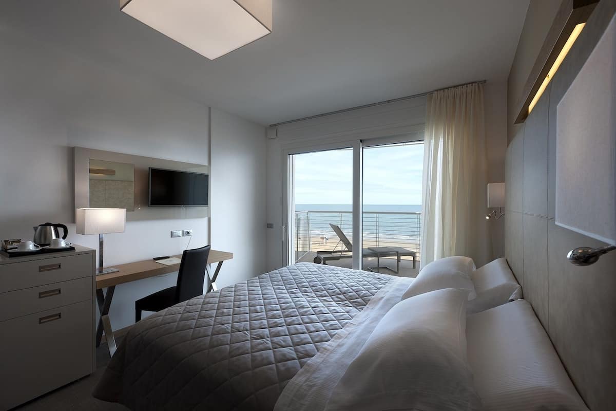 Deluxe kamer, uitzicht op zee (Beach Access Included) | 1 slaapkamer, een minibar, een kluis op de kamer, een bureau